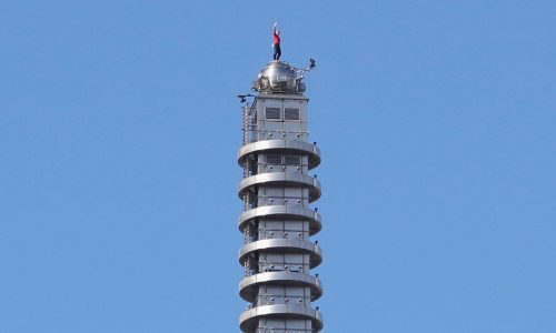 Estadounidense Alex Honnold escala el rascacielos Taipéi 101 sin sogas