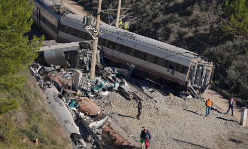 Niña de 6 años sobrevive al accidente de tren en España que mató a su familia
