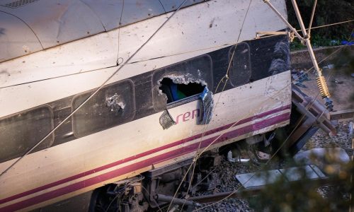 España inicia tres días de luto por el mortal accidente de tren mientras busca más cuerpos