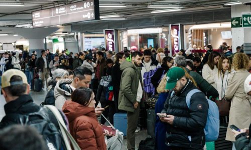 Trenes de alta velocidad chocan tras descarrilamiento en el sur de España; al menos 10 muertos