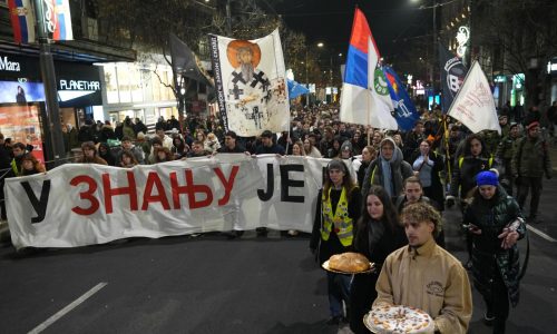 Miles se manifiestan en Belgrado contra la represión de las protestas estudiantiles