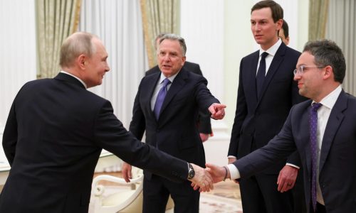 Putin se reúne con enviados de Trump y Kremlin dice que el acuerdo en Ucrania depende del territorio