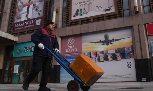 FMI mejora previsión de crecimiento de la economía mundial a 3,3% este año