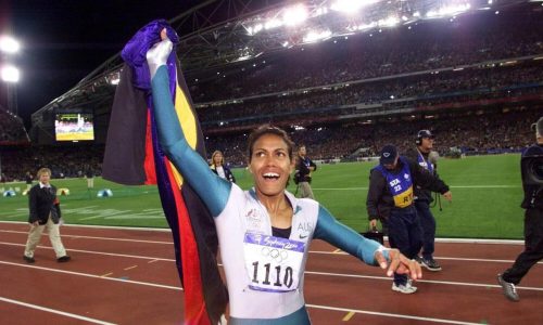 La campeona olímpica de 400 m y activista indígena Cathy Freeman recibe el mayor honor de Australia