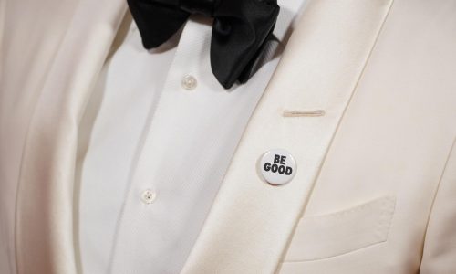 Celebridades lucen prendedores contra ICE en la alfombra roja de los Globos de Oro