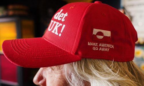 Manifestantes en Groenlandia se burlan del lema MAGA de Trump con gorras “Make America Go Away”