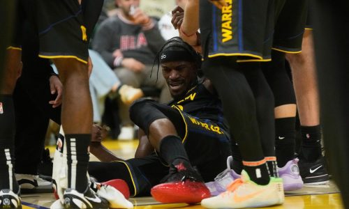 Jimmy Butler sufre lesión en la rodilla derecha en victoria de los Warrios 135-112 sobre el Heat