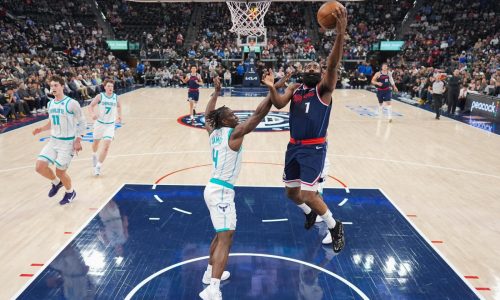 Leonard anota 35, Harden sube al 9no lugar en puntos de la NBA y Clippers ganan 117-109 a Hornets