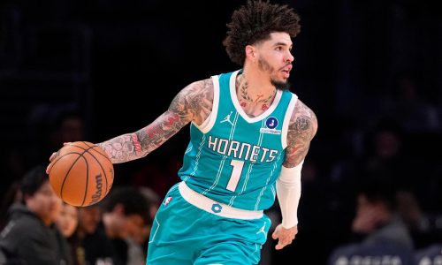 LaMelo Ball anota 9 triples y guía a Hornets en sorpresiva victoria 135-117 sobre Lakers