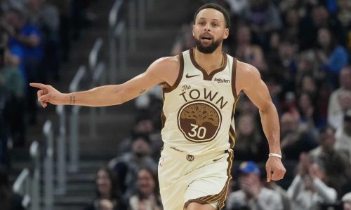 Arrolladoras cifras anotadoras y 23 triples llevan a Warriors a vencer 136-116 a Hornets