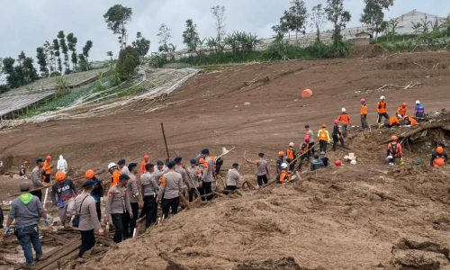 Buscan a militares indonesios entre los 80 desaparecidos en deslizamiento de tierra en Java