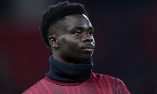 Bukayo Saka se lesiona calentando antes del partido del Arsenal contra Leeds en la Liga Premier