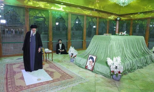 Un muerto y 14 heridos tras explosión en puerto de Irán