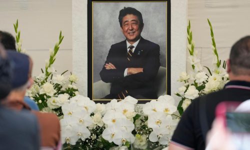 El hombre que asesinó al ex primer ministro japonés es condenado a cadena perpetua