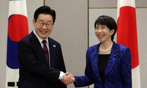 Líderes de Japón y Corea del Sur prometen cooperar en economía y desafíos regionales en cumbre
