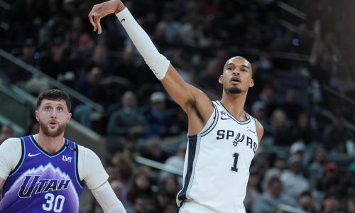 Wembanyama anota 33 puntos en victoria 123-110 sobre Jazz tras ser elegido titular del All-Star