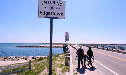 2 dead after boat capsizes off of Martha’s Vineyard