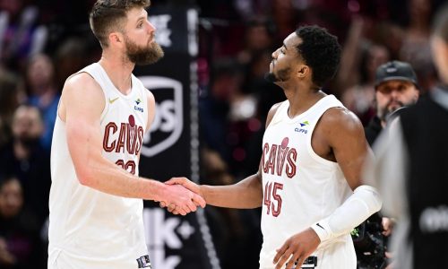 Mitchell anota 33 puntos, Mobley suma 29 y atrapa 13 rebotes; Cavs superan 123-118 a Kings