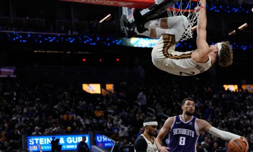 Stephen Curry suma 27 puntos y 10 asistencias; Warriors arrollan 137-103 a Kings