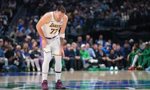 Luka Doncic vence otra vez a Mavericks y Lakers remontan en el 4º periodo para ganar 116-110