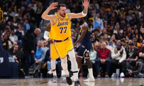 Doncic logra triple-doble y Lakers vencen a diezmados Nuggets, 115-107