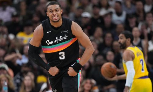 Johnson y Wembanyama llevan a Spurs a triunfo ante Lakers, 107-91, pese a 38 puntos de Doncic