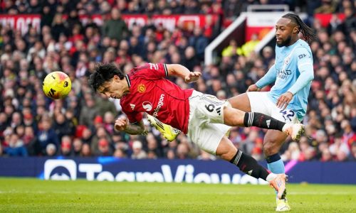 Lisandro Martínez responde a exestrellas del Man United tras burlas previas al derbi