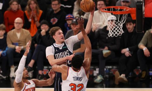 Cooper Flagg regresa para ayudar a Mavericks a aplastar 114-97 a Knicks entre abucheos