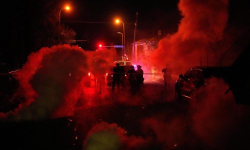 Agente federal lanza gas lacrimógeno contra el auto de una familia en Minneapolis