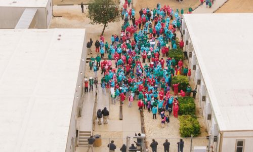 Familias inmigrantes protestan en centro de detención en Texas donde están niño de 5 años y su padre