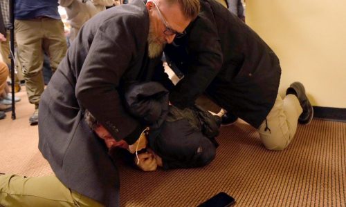 Hombre arroja sustancia desconocida a representante federal Ilhan Omar en asamblea en Minneapolis