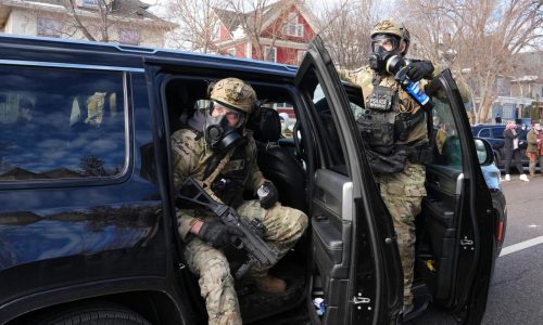 Crece la tensión en Minnesota con choques reiterados entre manifestantes y agentes federales