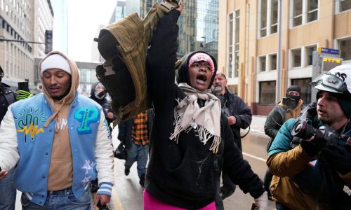 Manifestantes a favor y en contra del ICE se enfrentan durante redada migratoria en Minneapolis
