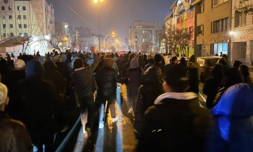 La magnitud y violencia de las protestas en Irán recuerdan al caos de la Revolución Islámica de 1979