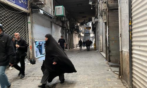 Irán, sacudido por protestas, observa con cautela a EEUU tras su incursión en Venezuela
