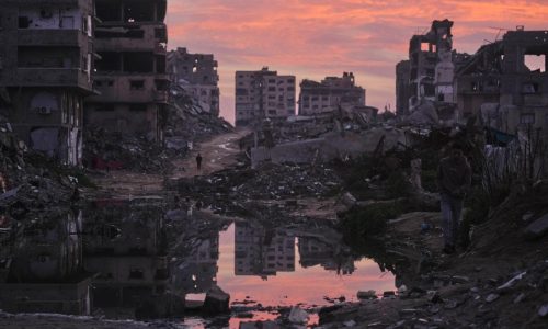 Hospitales de Gaza reportan 12 muertos en ataques israelíes pese a lentos avances en alto el fuego