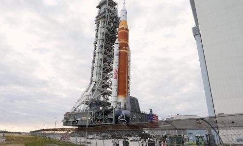 Nuevo cohete lunar de NASA se dirige a plataforma para lanzamiento de programado para febrero