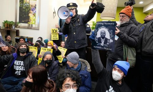 Detienen a decenas de personas durante protesta contra redadas migratorias en un hotel de Manhattan