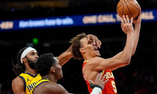 CJ McCollum anota 23 puntos y los Hawks remontan para vencer 132-116 a los Pacers