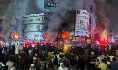 Un gran incendio arrasa decenas de tiendas en un centro comercial del sur de Pakistán. Hay 3 muertos