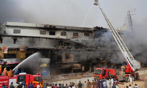Suben a 10 los muertos en incendio de un centro comercial en Karachi. Hay decenas de desaparecidos