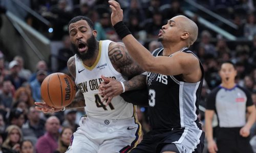 Pelicans desperdician ventaja de 20 puntos y vencen 104-95 a Spurs