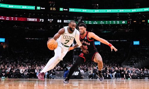 Pritchard anota 28 puntos y Celtics vencen 125-117 a Raptors disminuidos