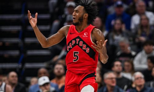 Barnes y Raptors se encienden en el tercer cuarto y vencen a Kings por 122-109