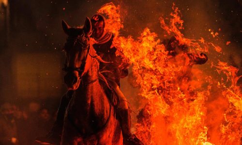AP Fotos: Caballos saltan entre las llamas en una tradición española centenaria
