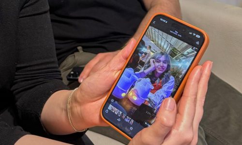 Familia de manifestante iraní buscó su cuerpo entre cadáveres y la enterró junto a una carretera