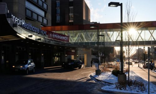 La versión de ICE sobre fractura craneal de un hombre genera tensión en hospital de Minnesota
