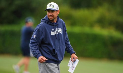 Seahawks mantienen la mira en los 49ers a pesar del interés de otros equipos en sus coordinadores