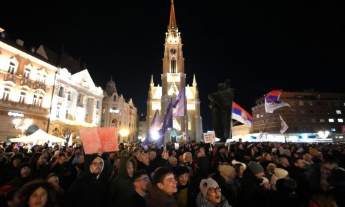 Miles de personas se manifiestan en Serbia; estudiantes prometen luchar contra la corrupción