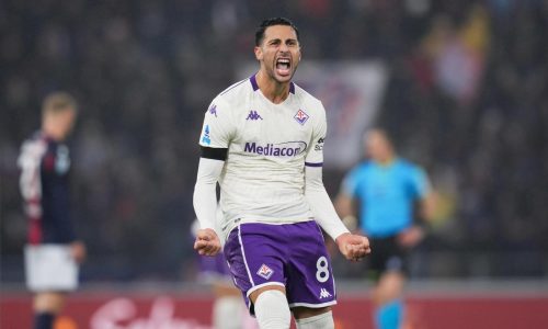 Fiorentina rinde homenaje al fallecido dueño Rocco Commisso con emotiva victoria 2-1 ante Bologna